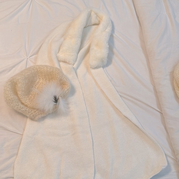 Accessories - Cream scarf with hat and wool beret with feather